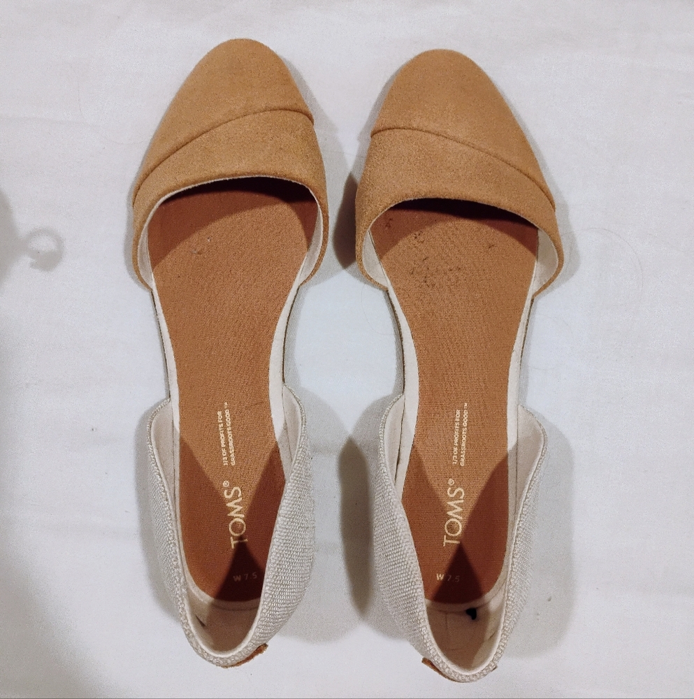 TOMS Women's Tan and Cream Flats